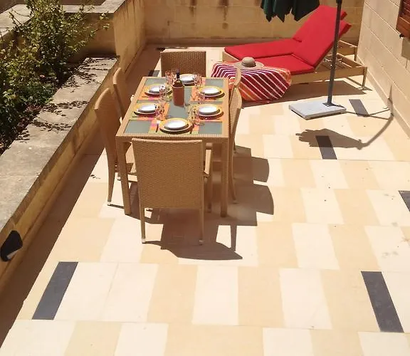 Fort Chambray Sea-View Apartment With Pool Ghajnsielem